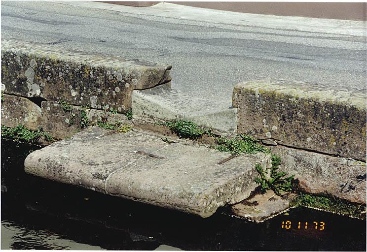 Détail du parapet rive gauche.