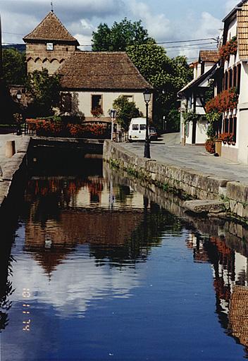 Vue du quai vers la maison des eaux.