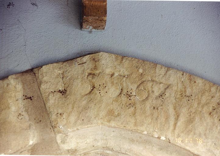9, rue du Fossé-des-Tilleuls. Détail du millésime sur la porte arrière 1556 et un signe ou 1567 : 15 un signe et 67.