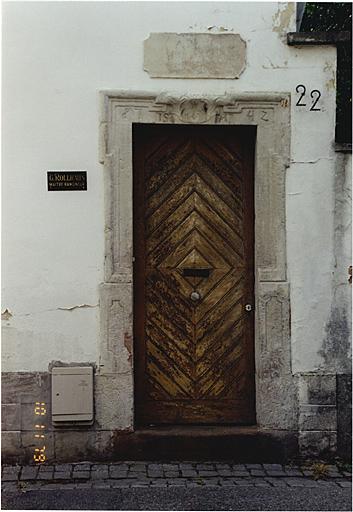 Maison, 22, rue du Marais, porte datée 1742.
