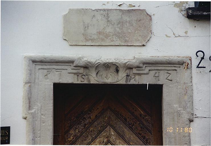 Maison, 22, rue du Marais, détail de la porte datée 1742.