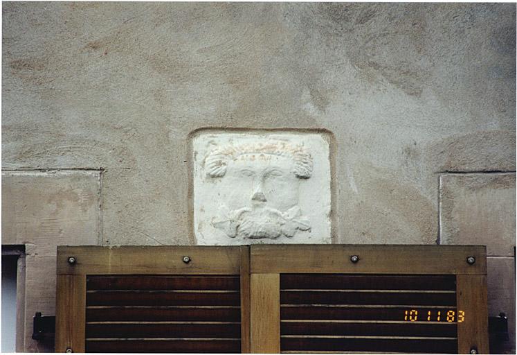 Maison 12, rue du Marais, détail du relief.
