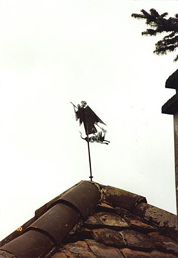 Rue du Marais, pavillon de jardin (N) situé dans le jardin du foyer protestant, détail de la girouette représentant saint Michel terrassant le dragon, rappelant l'ancienne église Saint-Michel qui se trouvait dans l'enclos.