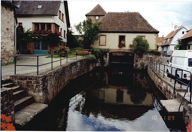 Vue de la maison des eaux et des murs du quai depuis l'ouest.