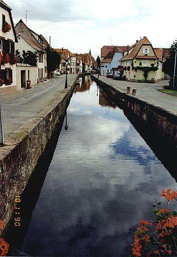 Vue du quai depuis la maison des eaux.