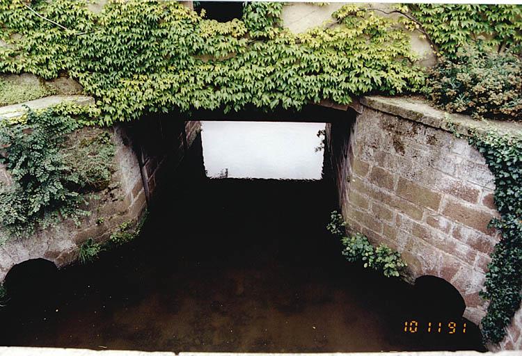 Soubassements de la maison des eaux depuis l'ouest.