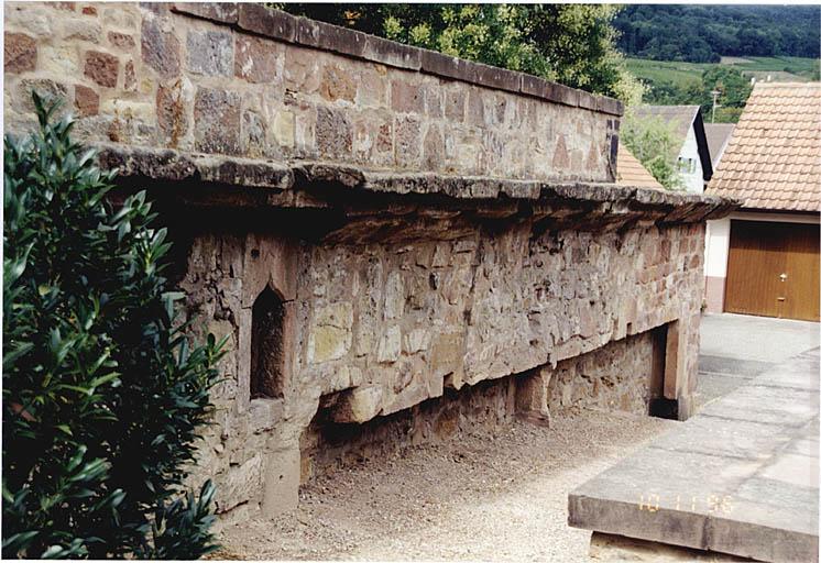 Courtine ouest du Bruch au niveau de la tour Hausgenossen. Vue intra-muros, depuis le sud-est avec vestiges du chemin de ronde et baie datée 1481.