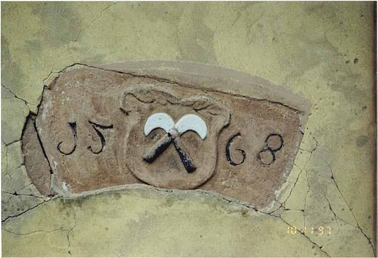 Maison, 11, rue du Marais, clé de cintre avec emblème de vigneron et date 1568.