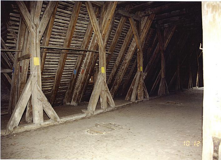 Charpente de la nef, poteaux côté sud avec assemblages à tiers bois, redents et queue d'aronde.