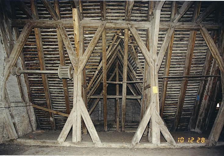 Charpente de la nef côté sud-est avec assemblages à tiers bois, redents et queue d'aronde.