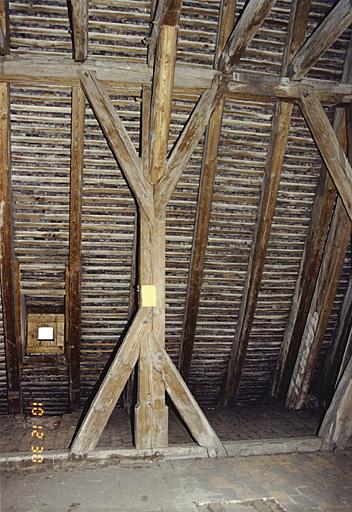 Charpente de la nef, vue partielle avec assemblages à tiers bois, redents et queue d'aronde.