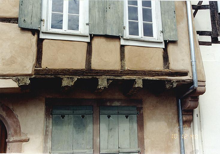 Vue partielle de l'élévation antérieure, vers l'angle est de la maison.