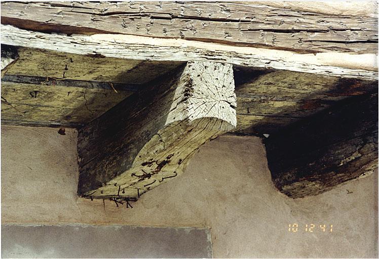 Elévation antérieure, détail de l'encorbellement du l'étage.