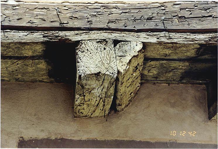 Elévation antérieure, détail de l'encorbellement de l'étage.