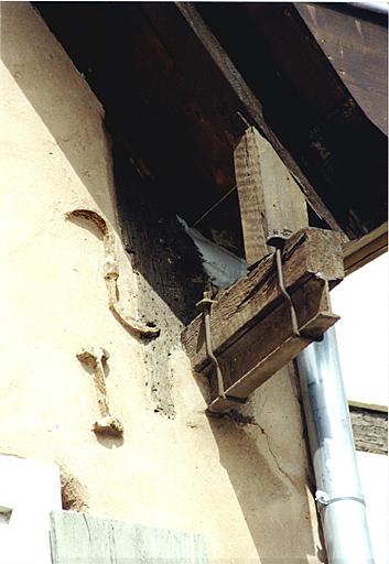Elévation antérieure : vue de l'angle est de l'étage, avec restauration moderne au niveau de l'ancien poteau cornier.