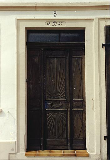 Maison 5, rue du Presbytère, porte datée 1847 avec initiales AP (vantail d'un type relativement courant à Wissembourg).