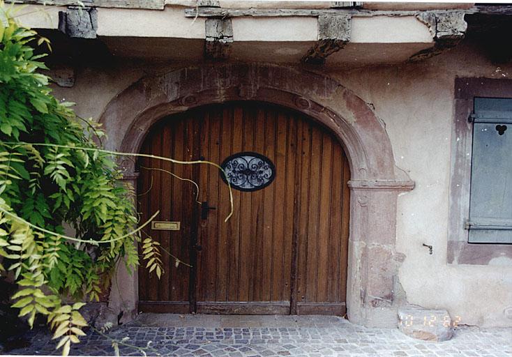 Elévation antérieure. Vue de la porte d'entrée datée de 1630.