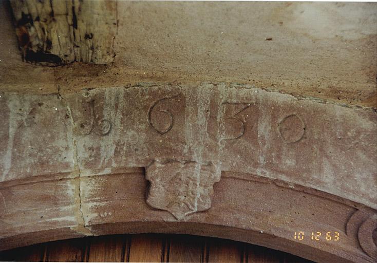 Elévation antérieure. Détail de la porte d'entrée, datée de 1630 sur le cintre.
