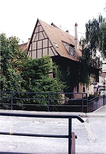 Vue depuis l'ouest, au 1er plan la petite maison accolée contre le mur-pignon postérieur.