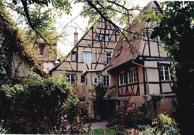 Vue d'ensemble depuis la cour arrière.