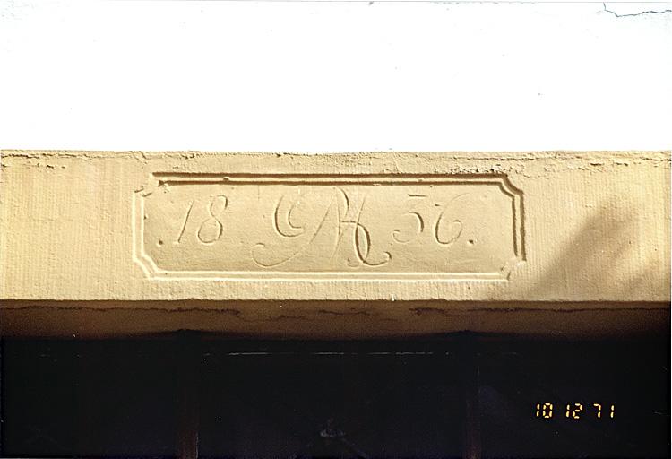 Détail de la porte d'entrée avec millésime 1836.