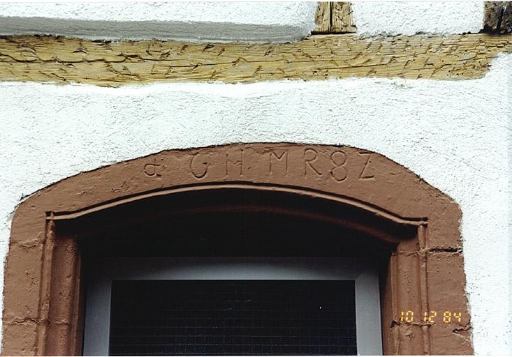 Maison 3, impasse des Augustins, détail de la porte datée 1682.