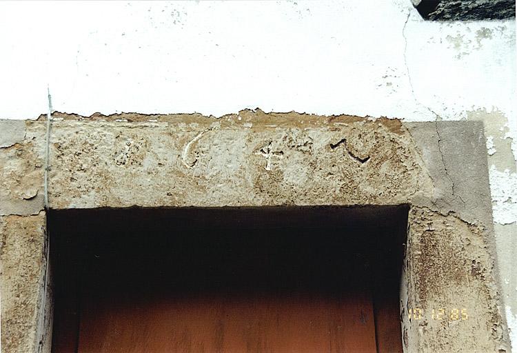 Maison 4, impasse des Augustins, détail du linteau de porte daté 1647.