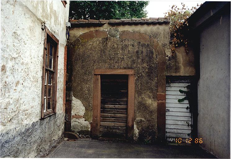 Porte cochère murée, datée 1741 (?), au bout de l'impasse des Augustins.