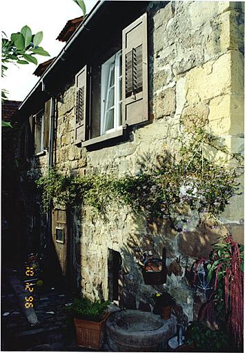 Vue de l'élévation sud sur cour.
