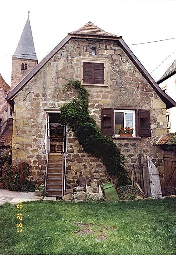 Elévation est avec porte et fenêtres modernes.