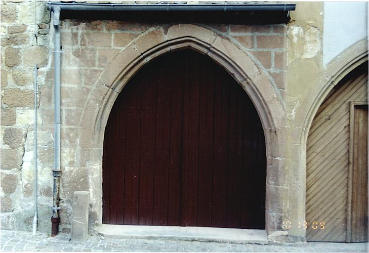 Porte gothique du corps de passage, depuis l'ouest, vers la place Martin Bucer.