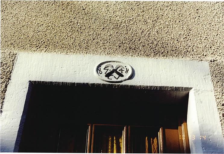 Maison, 3, rue Saint-Jean, détail de la porte datée 1748 avec emblème de vigneron.