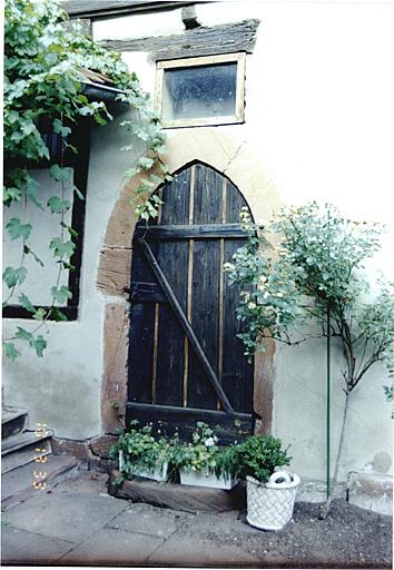 Elévation ouest du corps de bâtiment sud. Vue de l'ancienne porte d'entrée donnant sur la cour de la maison 28 rue de l'Etoile.