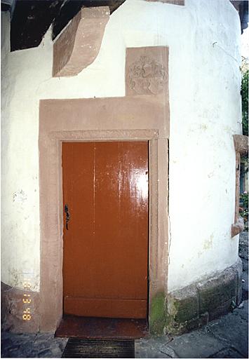 Tourelle d'escalier. Porte d'accès.