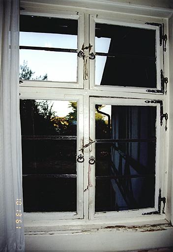 Corps de logis, 1er étage. Fenêtre du couloir de l'aile ouest vers la cour et le jardin.