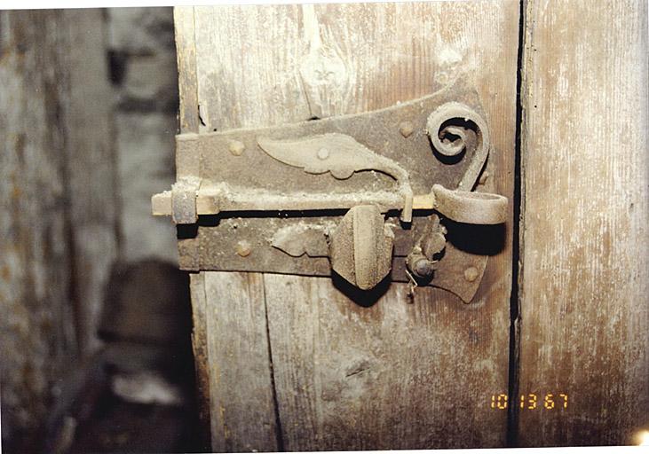 Serrure ancienne (vers 1592 ?) sur une porte du grenier.