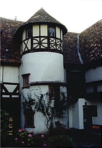 Vue partielle de l'aile ouest du corps de logis et de la tourelle d'escalier, depuis l'est. A droite ancienne dépendance, côté nord de la cour.