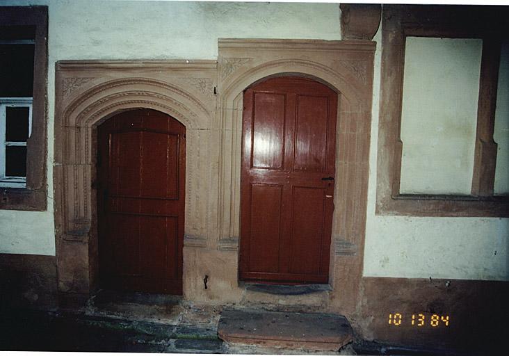 Vue partielle du rez-de-chaussée du corps de logis depuis le passage d'entrée.