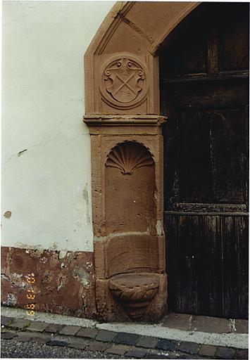 Porte du passage d'entrée. Vue du montant côté gauche.