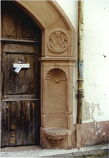 Porte du passage d'entrée. Vue du montant côté droit.