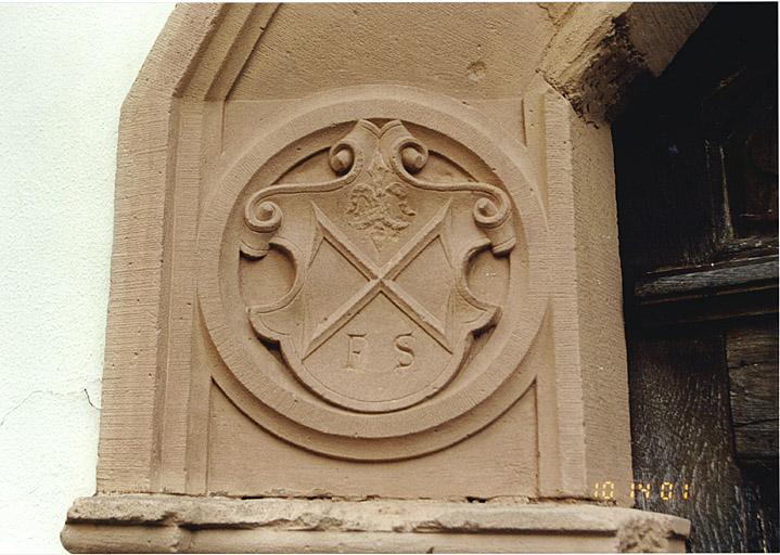 Porte du passage d'entrée. Vue des armes des Spittler, côté gauche.