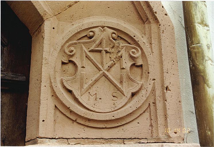 Porte du passage d'entrée. Vue des armes des Spittler, côté droit.