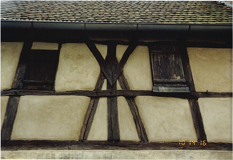 Corps de bâtiment nord, élévation nord sur la rue du Musée. Détail du pan de bois avec assemblages en dents de scie.