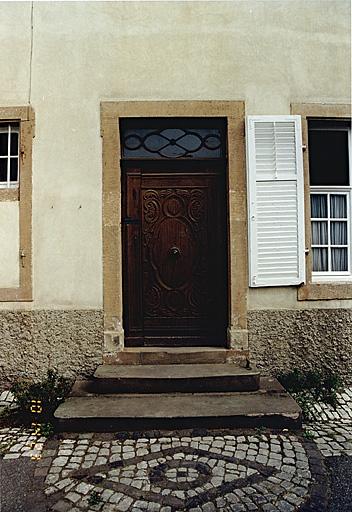 Porte d'entrée de la maison 7, rue des Augustins (aile nord).