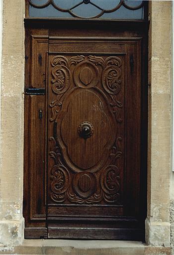 Porte d'entrée de la maison 7, rue des Augustins (aile nord). Vue du vantail.