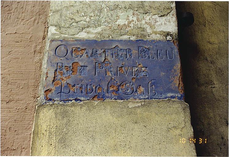 Dernière plaque indicatrice (en terre cuite peinte) de la couleur du quartier encore en place (la ville était divisée en quartiers de différentes couleurs), sous le passage d'entrée du 13, rue de l'Etoile vers la rue des Augustins (AE).