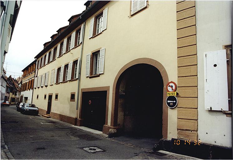 Elévation est de l'aile est, avec passage d'entrée, 13, rue de l'Etoile.