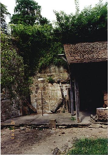 Mur de soutènement étayant le rempart nord, derrière le musée Westercamp.