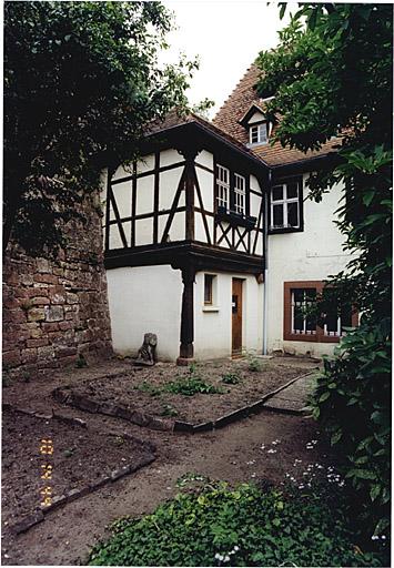 Vue du jardin côté ouest du corps de logis, avec petite annexe du début du 20e siècle.