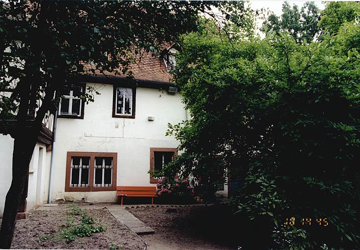 Ancien corps de logis. Vue partielle de l'élévation ouest depuis l'ouest.